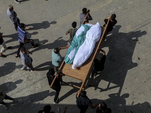 Pilu Pria Palestina Kuburkan 19 Keluarganya yang Tewas usai Serangan Israel