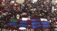Para pelayat berdoa di dekat jenazah sebelum prosesi pemakanan di kamp pengungsi Rafah, Jalur Gaza selatan, Minggu (8/10/2023). AP Photo/Hatem Ali.  