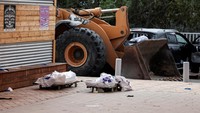 Rentetan serangan dari militan Hamas di kota-kota Israel pada Sabtu (7/10) waktu setempat, yang dilaporkan melibatkan ribuan roket, disebut sebagai serangan paling mematikan sejak serangan Mesir dan Suriah dalam perang Yom Kippur sekitar 50 tahun lalu. Reuters/Ronen Zvulun.  