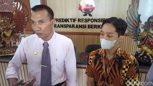 Agus Mulyawan (kiri) saat mendampingi Jero Dasaran Alit (kanan) seusai menjalani pemeriksaan lanjutan di Polres Tabanan, Senin (9/10/2023). (chairul amri simabur/detikBali)