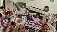 Dalam deklarasi itu, massa membawa poster bergambar Prabowo.  