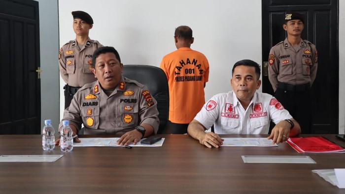 Ali Sati Pulungan (61) ditangkap karena mempertontonkan video porno pada anak-anak di areal masjid di Palas. (Istimewa)