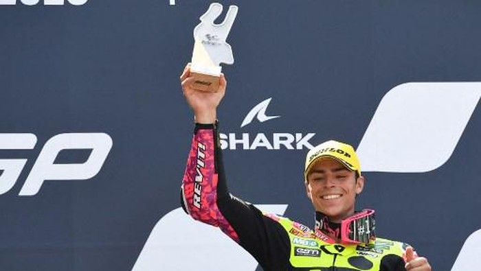 Third-placed Beta Tools Speed Up Spanish rider Alonso Lopex celebrates on the podium after the French Moto2 Grand Prix race of the French motorcycling Grand Prix, in Le Mans, northwestern France, on May 14, 2023. (Photo by JEAN-FRANCOIS MONIER / AFP)