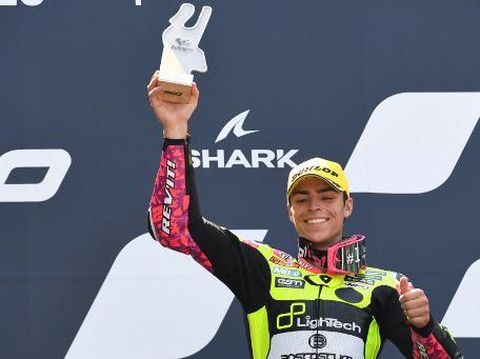Third-placed Beta Tools Speed Up Spanish rider Alonso Lopex celebrates on the podium after the French Moto2 Grand Prix race of the French motorcycling Grand Prix, in Le Mans, northwestern France, on May 14, 2023. (Photo by JEAN-FRANCOIS MONIER / AFP)