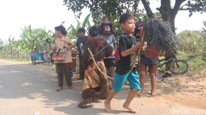 Anak-anak berkesenian di Solokanjeruk, Kabupaten Bandung Anak-anak berkesenian di Solokanjeruk, Kabupaten Bandung