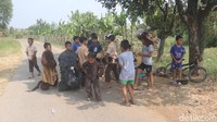 Bocah-bocah ini berjalan di sekitar perkampungan dengan menambuh alat musik dogdog
