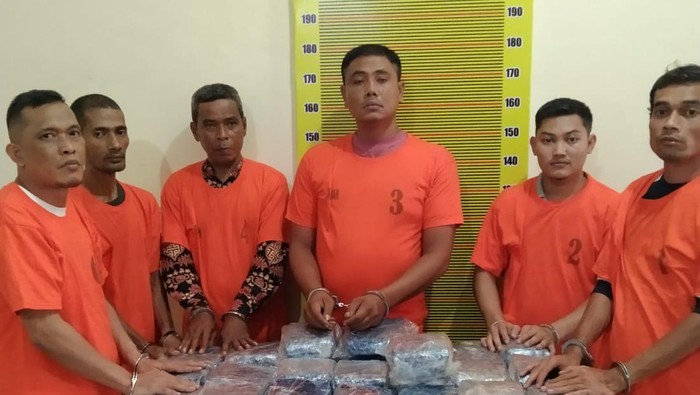 Anak dan menantu M Yakob beserta pelaku lainnya saat diamankan. (Foto: Dok. Polda Sumut)