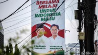 Narasi dalam baliho ini mengangkat tema Bersama Melaju untuk Indonesia Maju dengan latar grafis warna merah, putih, dan hijau yang merepresentasikan nasionalis-religius.  
