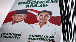 Baliho Dukungan Duet Prabowo-Yusril Mejeng di Arteri Pondok Indah
