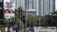 Baliho bergambar Prabowo dan Yusril mejeng di Jalan Sultan Iskandar Muda (Arteri Pondok Indah), Jakarta, Senin (9/10/2023).  
