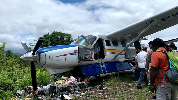 Pesawat Asian One dengan kode penerbangan PK-LTF mengalami kecelakaan di Bandara Kenyam, Kabupaten Nduga, Papua Pegunungan.