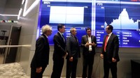 CEO PT Barito Renewables Energy Tbk (IDX:BREN) Hendra Soetjipto Tan (tengah), Komisaris Utama BREN Agus Salim Pangestu (2 kanan), Komisaris BREN Erwin Ciputra (kiri) dan Tan Suan Swee (2 kiri) berfoto bersama Direktur Penilaian Perusahaan BEI I Gede Nyoman Yetna (kanan) saat Pencatatan Perdana Saham (IPO) di Bursa Efek Indonesia, Jakarta, Senin (9/10/2023). 