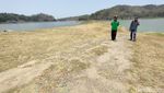 Potret Eks Makam dan Jalan Aspal di Tengah Waduk Sermo yang Surut