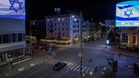 Wali Kota Kyiv, Vitali Klitschko, sebelumnya pada hari itu mengumumkan bahwa papan iklan komunal dan swasta di ibu kota akan mengibarkan bendera Israel pada pukul 8 malam waktu setempat (17.00 GMT) sebagai tanda dukungan terhadap Israel. REUTERS/Viacheslav Ratynskyi  