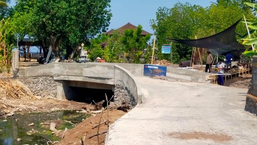 Betonisasi di atas Sungai Lipah di Desa Bunutan, Kecamatan Abang, Kabupaten Karangasem, Senin (9/10/2023). (I Wayan Selamat Juniasa)