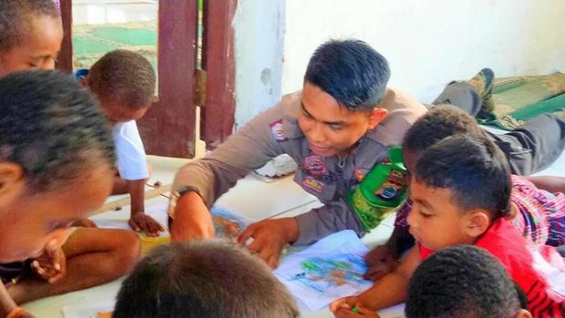 Bhabinkamtibmas Klawasi, Bripka Sandry Yusuf Rantedatu, sosok di balik program Rumbai Koteka.