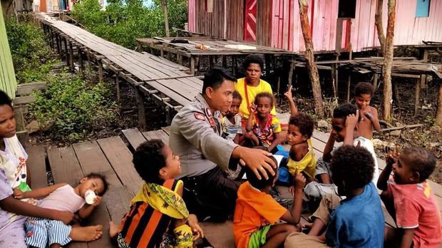 Bhabinkamtibmas Klawasi, Bripka Sandry Yusuf Rantedatu, sosok di balik program Rumbai Koteka.