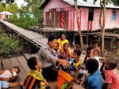 Bhabinkamtibmas Klawasi, Bripka Sandry Yusuf Rantedatu, sosok di balik program Rumbai Koteka.