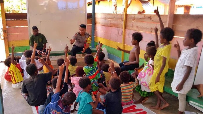 Bhabinkamtibmas Klawasi, Bripka Sandry Yusuf Rantedatu, sosok di balik program Rumbai Koteka.
