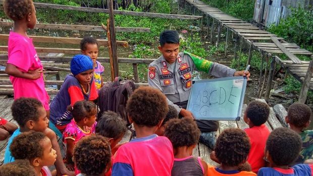 Bhabinkamtibmas Klawasi, Bripka Sandry Yusuf Rantedatu, sosok di balik program Rumbai Koteka.