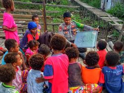 Perjuangan Bripka Sandry Hapus Buta Huruf di Sorong Lewat Rumbai Koteka
