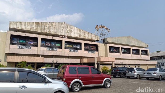 Bioskop Rajawali di Purwokerto, Banyumas, mempertahankan lukisan tangan sebagai media promosi film yang diputar. Foto diunggah pada Senin (9/10/2023).