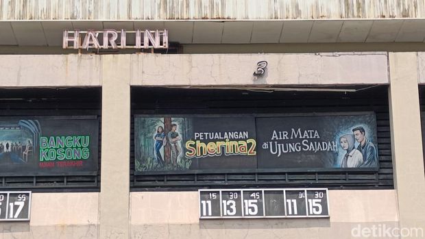 Bioskop Rajawali di Purwokerto, Banyumas, mempertahankan lukisan tangan sebagai media promosi film yang diputar. Foto diunggah pada Senin (9/10/2023).
