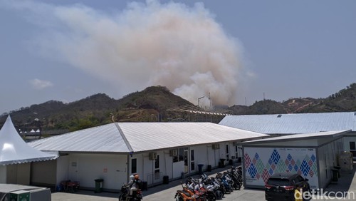 Kebakaran bukit di dekat Sirkuit Mandalika, Senin (9/10/2023).