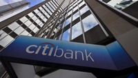 Hal ini disebutkan dalam memo manajemen Citigroup yang ditujukan kepada stafnya pada Rabu lalu. Memo tersebut juga menyampaikan saat ini manajemen bank sedang meninjau daftar staf yang akan terkena dari kebijakan itu. REUTERS/Mike Segar