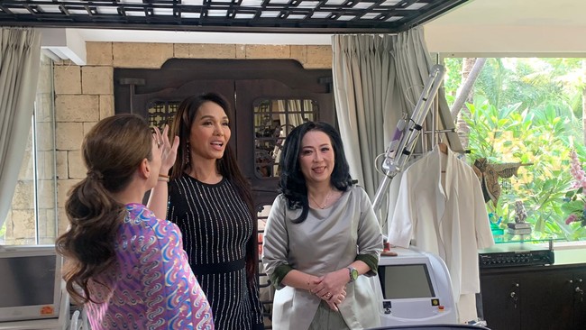 Atas konsultasi dengan dokter bedah, ia pun akan menjalani lima operasi sekaligus dengan harapan bisa terlihat seperti 30 tahun lalu. Foto: Rahmi Anjani/Wolipop