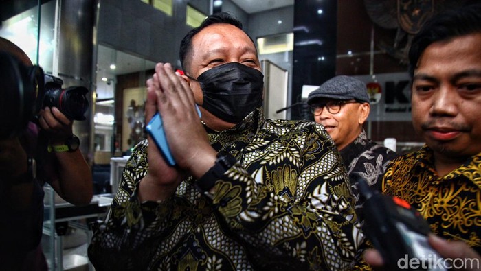 Direktur Alat dan Mesin Pertanian Kementerian Pertanian RI, Muhammad Hatta, menerobos pertanyaan wartawan saat meninggalkan gedung Komisi Pemberantasan Korupsi, Jakarta, Senin (9/10/2023).