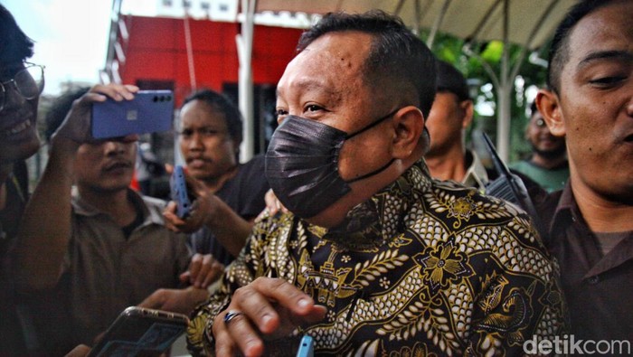 Direktur Alat dan Mesin Pertanian Kementerian Pertanian RI, Muhammad Hatta, menerobos pertanyaan wartawan saat meninggalkan gedung Komisi Pemberantasan Korupsi, Jakarta, Senin (9/10/2023).