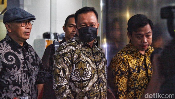 Buntut Kasus SYL, Pejabat Kementan M Hatta Diperiksa KPK Direktur Alat dan Mesin Pertanian Kementerian Pertanian RI, Muhammad Hatta, menerobos pertanyaan wartawan saat meninggalkan gedung Komisi Pemberantasan Korupsi, Jakarta, Senin (9/10/2023).
