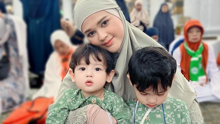 Cut Meyriska bersama dua anaknya di Masjid Nabawi.