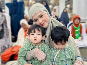 Cut Meyriska-Roger Terharu Kabulkan Keinginan Anak Masih 3 Tahun Sentuh Kabah