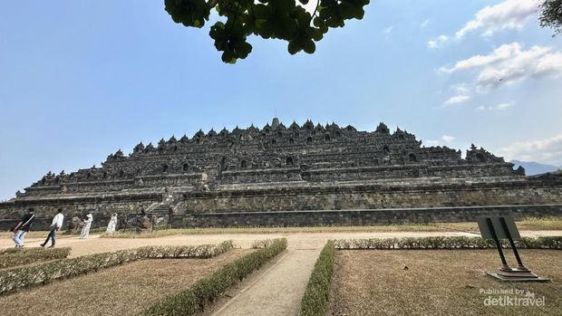 Candi Buddha terbesar di dunia yang dibangun oleh Dinasti Syailendra