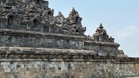 Beberapa patung tampak sudah tidak utuh lagi dan diperlukan renovasi arkeologis