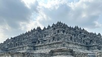 Berpose sejenak dengan keluarga sekitar Candi