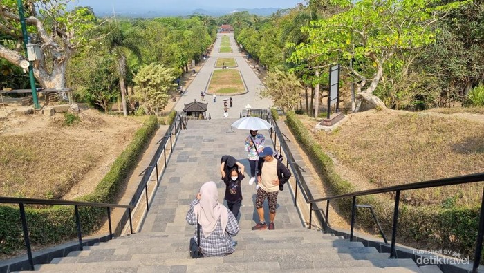 Dibutuhkan stamina prima untuk mengelilingi kawasan sekitar Candi di siang hari