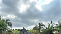 Saya dan suami menyempatkan berfoto dengan latar Candi di ketinggian