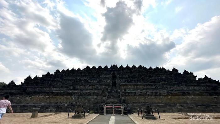 Tampak depan Candi Borobudur dari pelataran