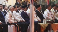 Jokowi didampingi Presiden RI ke-6 Susilo Bambang Yudhoyono (SBY) dan Menteri Pertahanan (Menhan) Prabowo Subianto.  