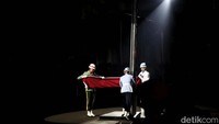 Acara juga diisi dengan penurunan bendera Merah Putih yang diiringi lagu kebangsaan Indonesia Raya.  