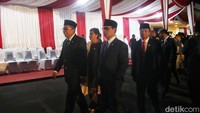 Sejumlah pejabat pun hadir, di antaranya Wakil Ketua DPR Dasco, Wakil Ketua MPR Yandri Susanto, Wakil Ketua MPR Syarief Hasan, Wakil Ketua MPR Arsul Sani, dan Wakil Ketua MPR Hidayat Nur Wahid.