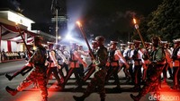 Selepas upacara, Jokowi didampingi Prabowo dan SBY menyaksikan parade pasukan.  Defile tersebut menampilkan pasukan dari tiga matra TNI, yakni TNI Angkatan Darat (AD), TNI Angkatan Laut (AL), dan TNI Angkatan Udara (AU).  