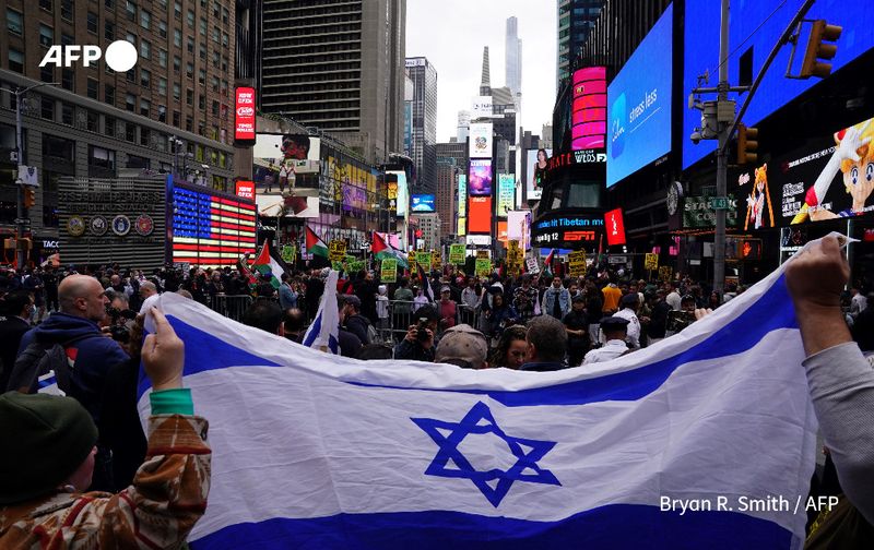 Demonstran pro-Palestina dan pro-Israel di AS. (Bryan R Smith/AFP)