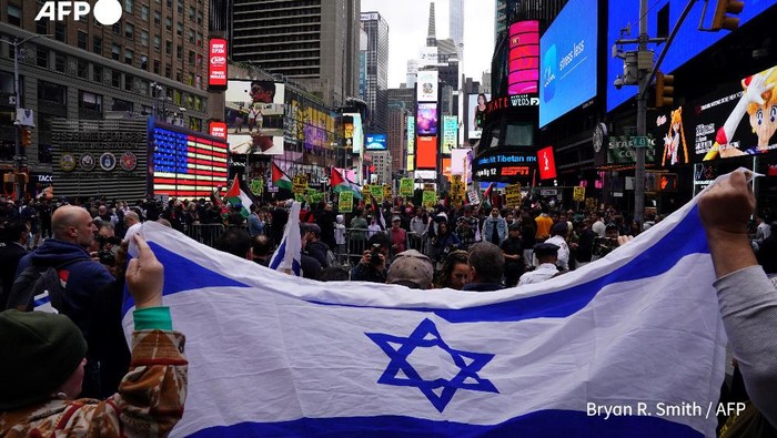 Demonstran pro-Palestina dan pro-Israel di AS. (Bryan R Smith/AFP)