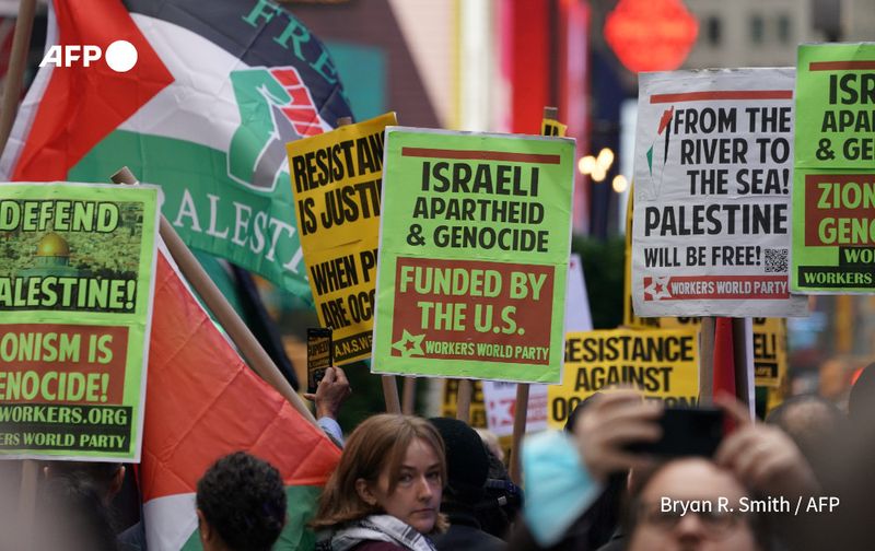 Demonstran pro-Palestina dan pro-Israel di AS. (Bryan R Smith/AFP)