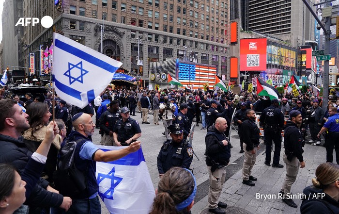 Demonstran pro-Palestina dan pro-Israel di AS. (Bryan R Smith/AFP)