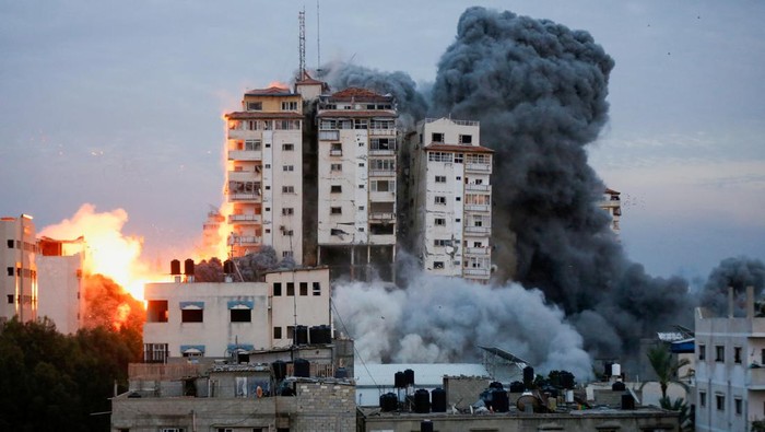 Smoke billows after Israeli forces struck a high-rise tower in Gaza City, October 7, 2023. REUTERS/Ashraf Amra  NO RESALES. NO ARCHIVES